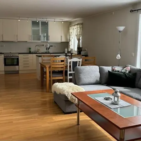 Sentrumsnaer Leilighet Pa 75m2 Med Hoy Standard Og Utsikt Tromsø